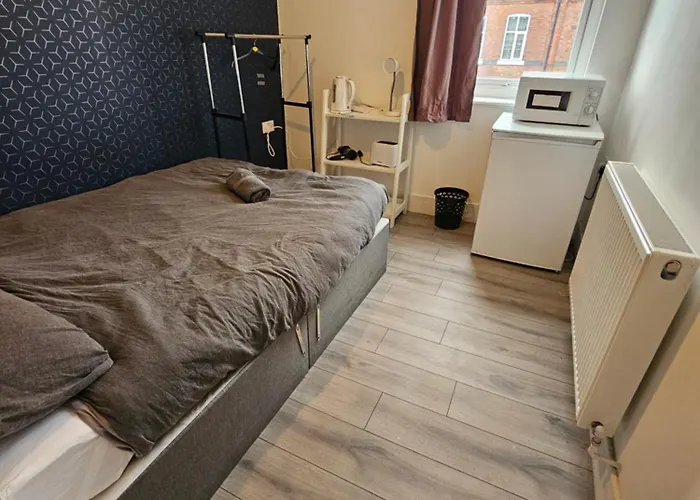 Double En Suit Room In Levenshulme